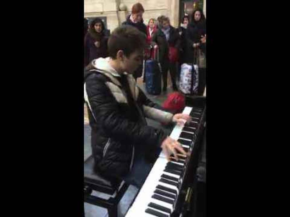 Gemiste trein verandert leven van pianotalent