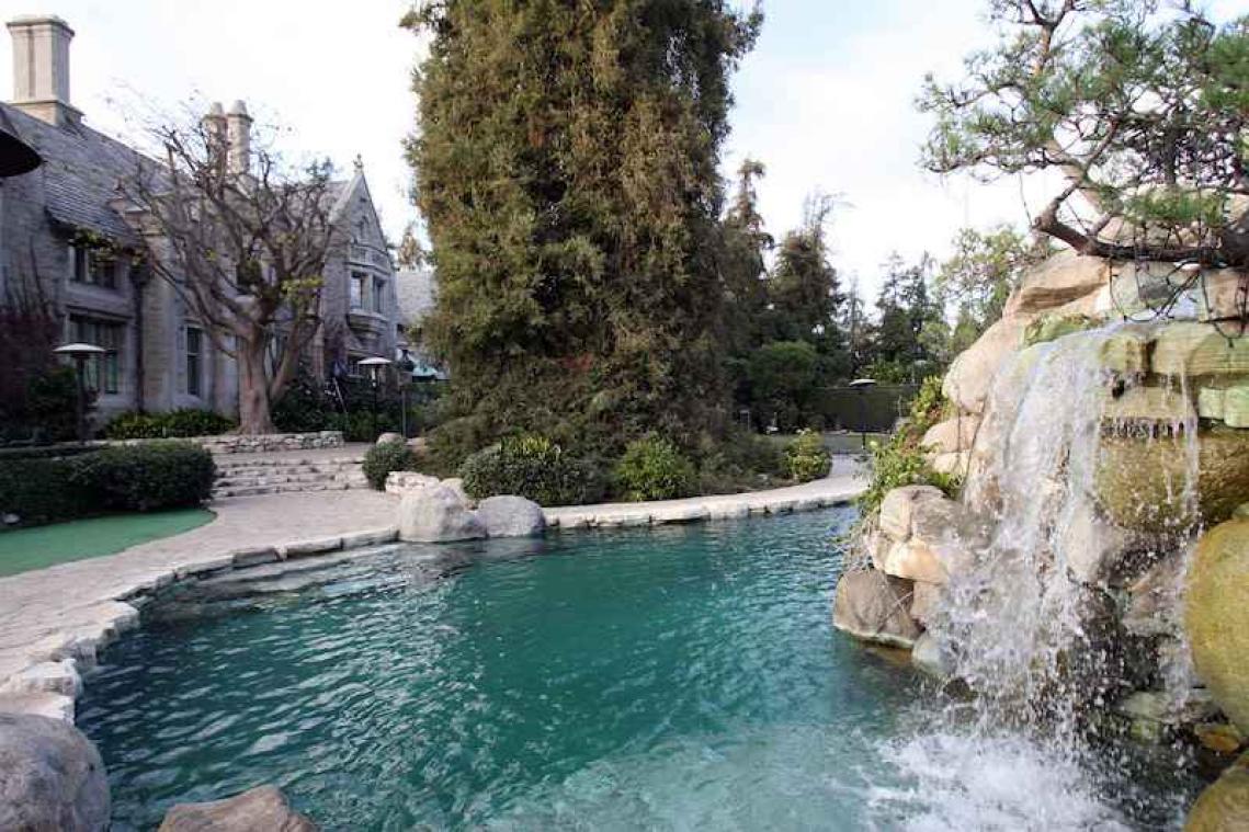 Playboy Mansion te koop, Hugh Hefner incluis