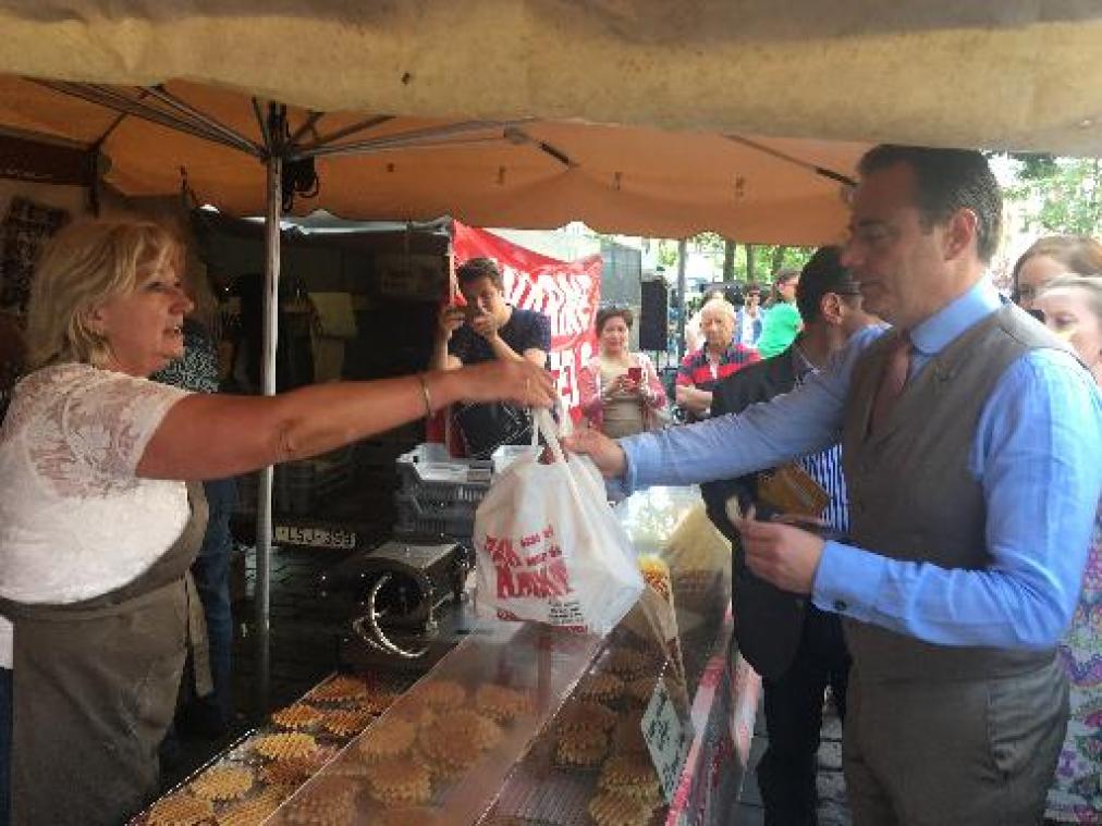 N-VA voert campagne op de Antwerpse Vogelenmarkt