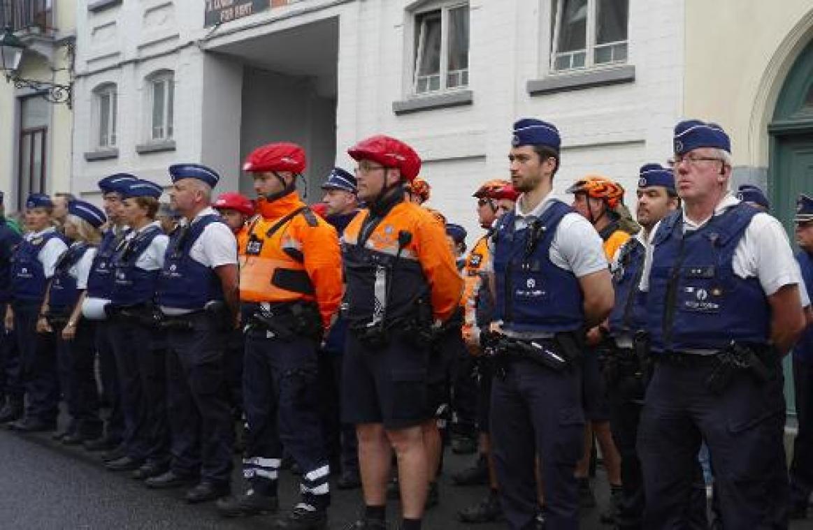 Brusselaars delen 700 bloemen uit aan politie