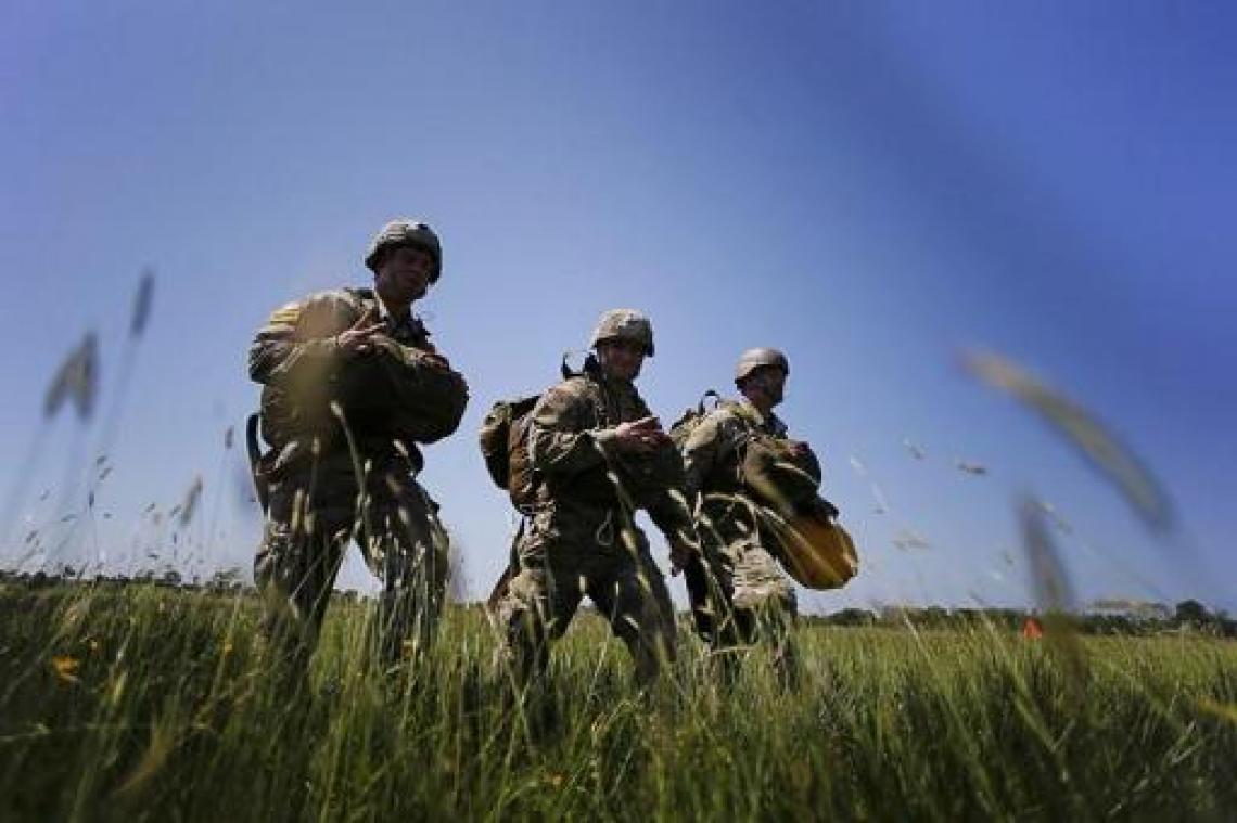 Honderden parachutisten springen boven Normandië voor herdenking D-Day