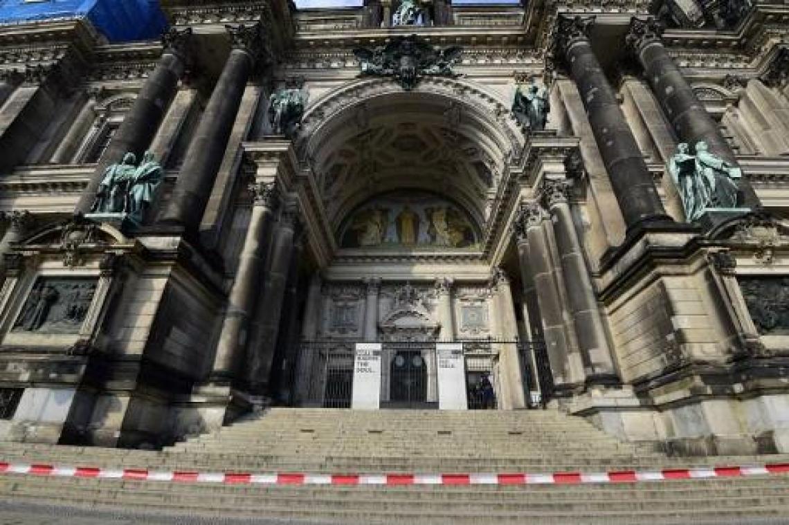 Agent schiet op man in Berliner Dom: agent is lichtgewond