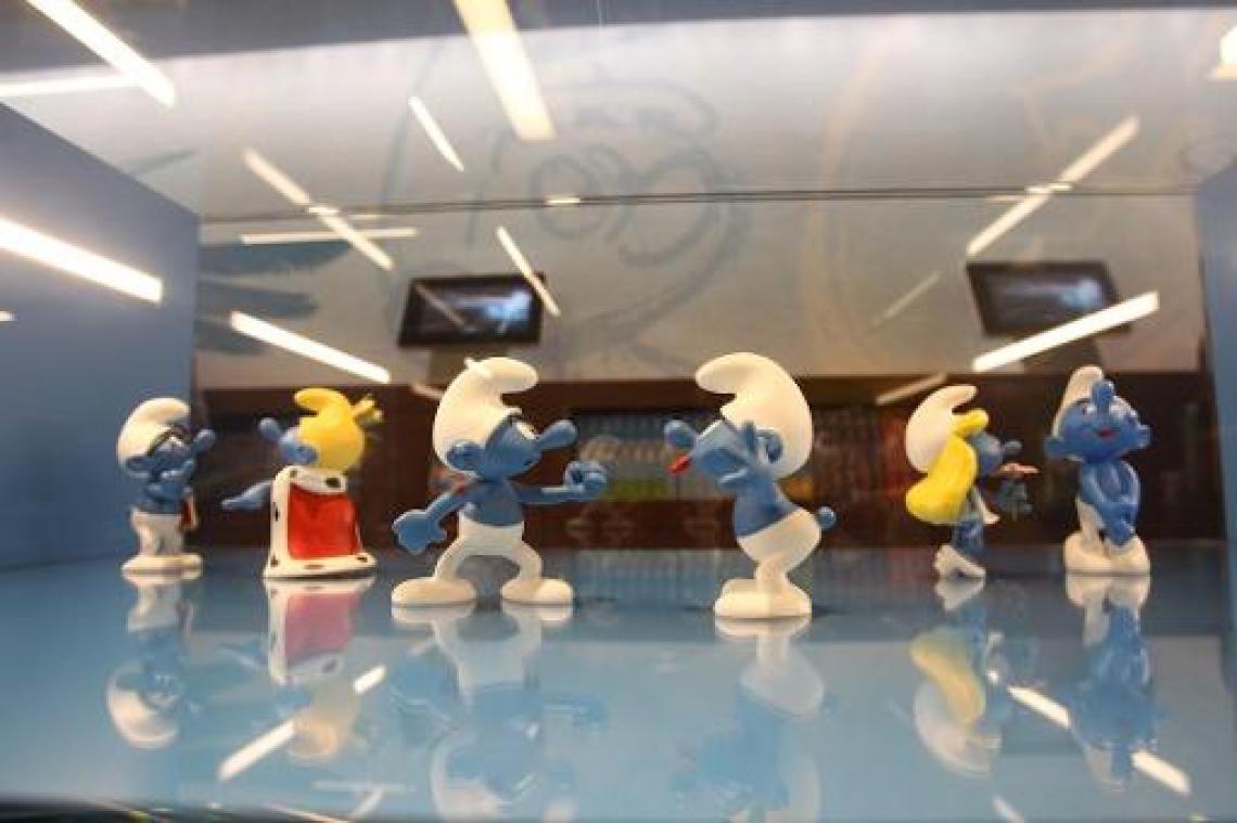 Jarige Smurfen palmen het Brusselse openbaar vervoer in