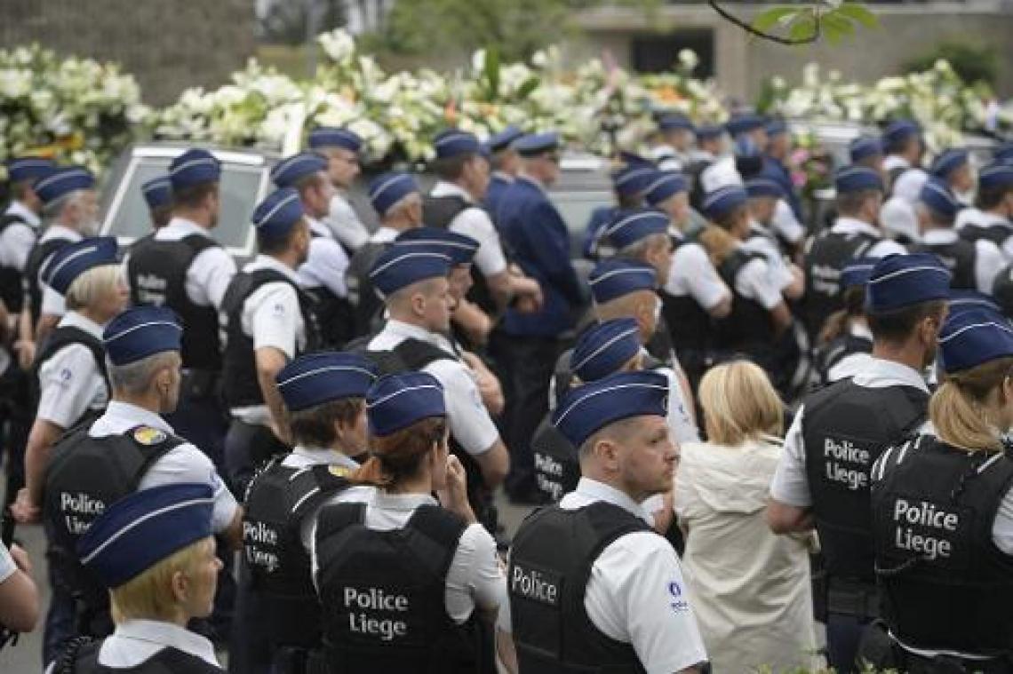 Honderden mensen voor uitvaart politieagenten schietpartij Luik