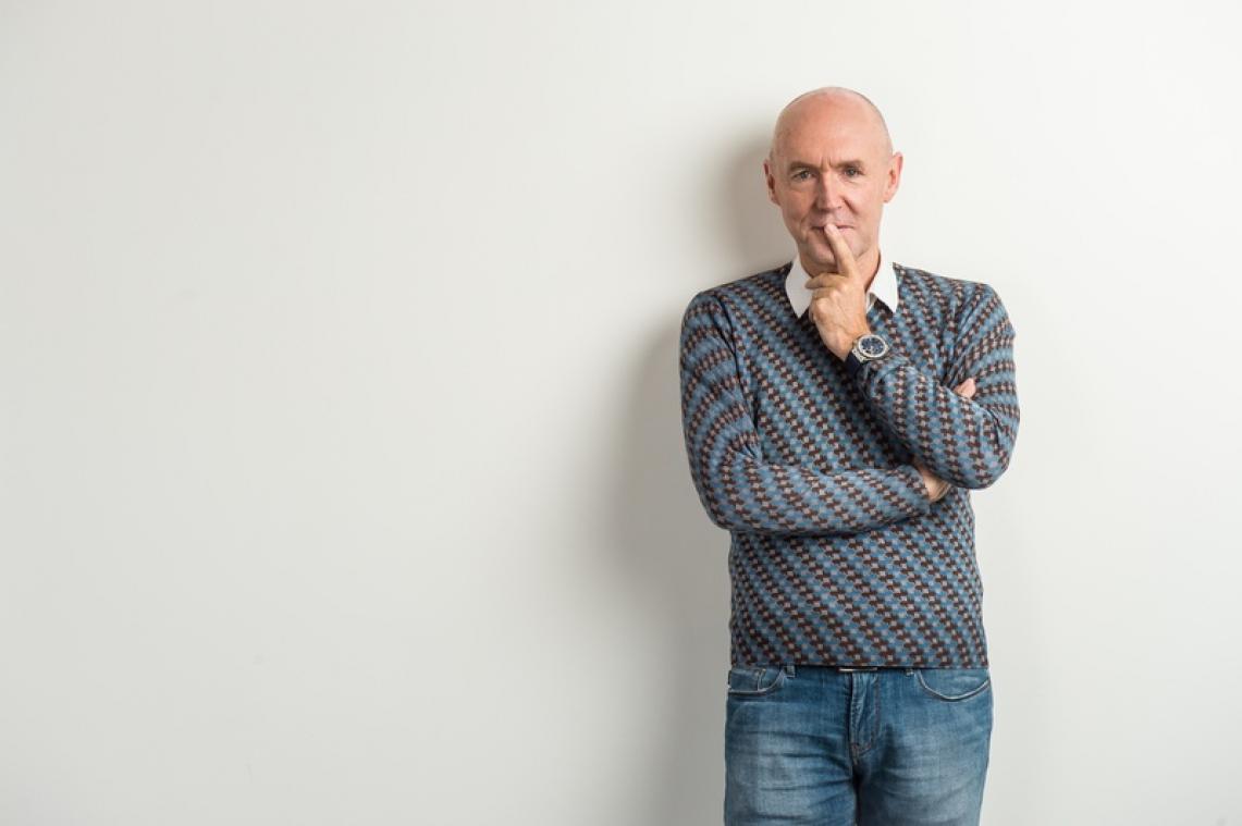 Metro's Leesclub. Michel Wuyts: "Ik lees ook op de achterbank van de volgauto"