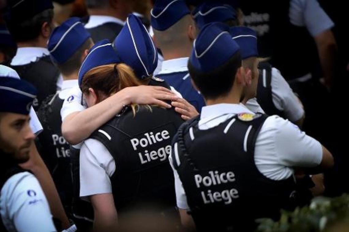 Duizendtal politieagenten volgen uitvaart doodgeschoten collega's op groot scherm