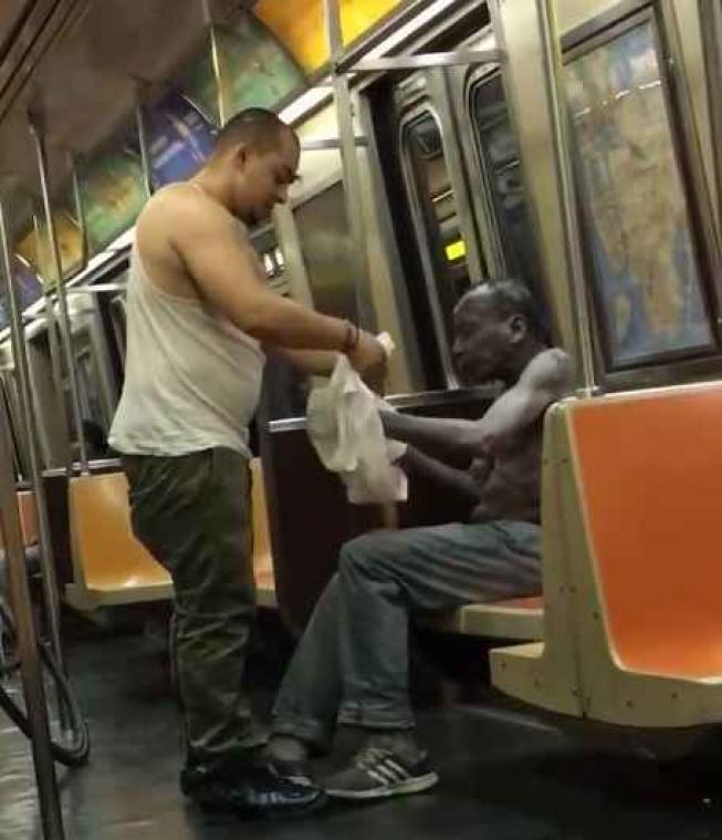 Metroheld uit New York trekt t-shirt uit voor dakloze