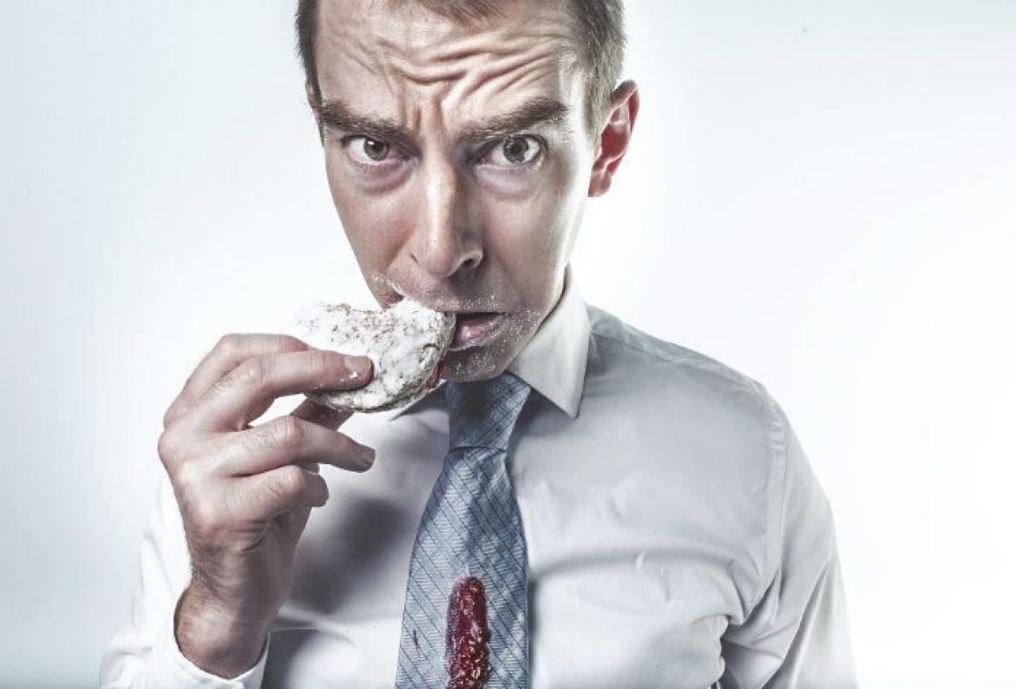 Deze hypnosetrucjes helpen je om minder te snoepen