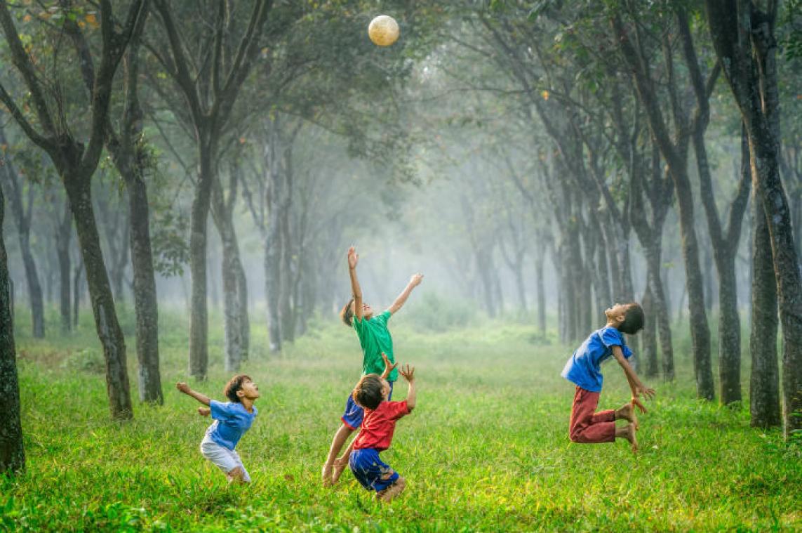 Zo kunnen leeftijdsgenootjes je kinderen positief beïnvloeden