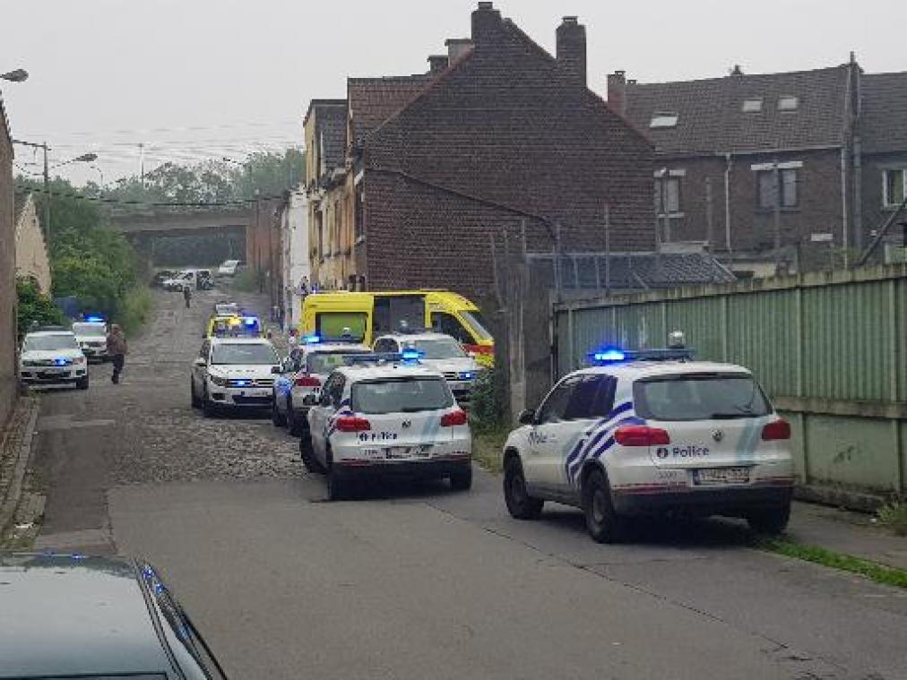 Politie schiet man met mes dood in Charleroi