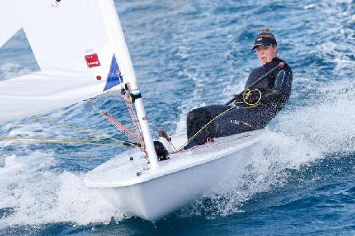 Emma Plasschaert grijpt goud in Wereldbekerfinale zeilen