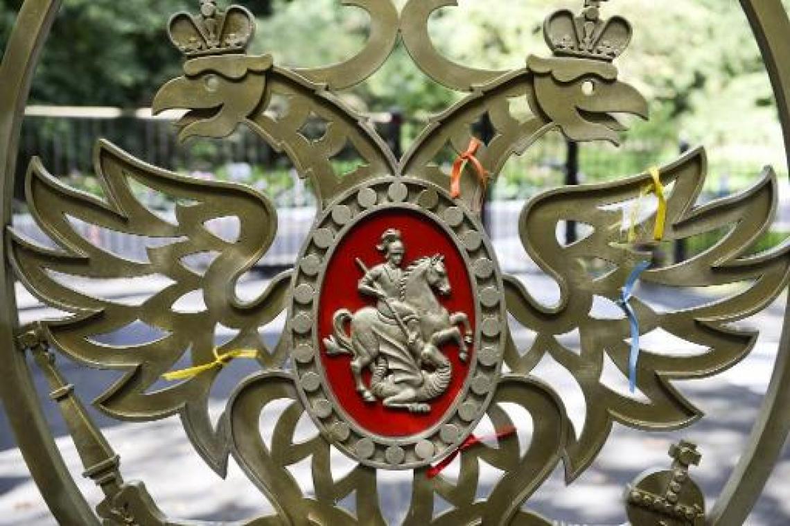 Amnesty International vult tuin Russische ambassade met 100 WK-ballen