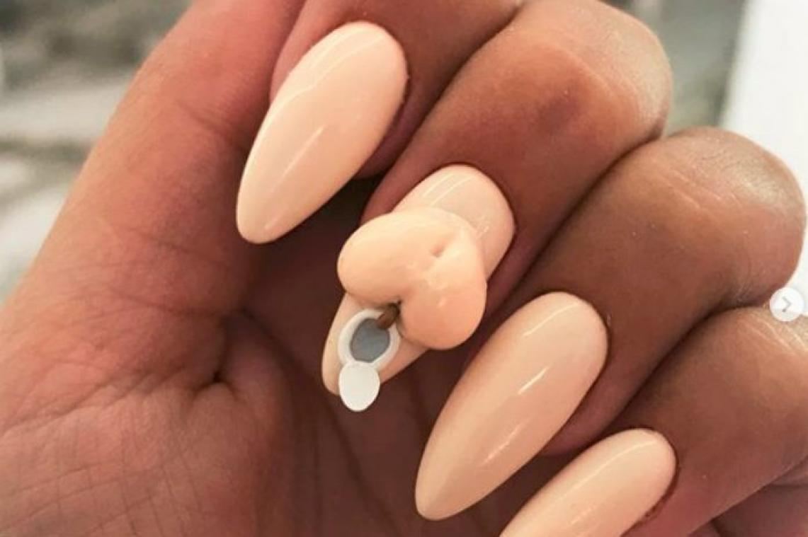 Wow. Nagelstyliste geeft vrouw een 'kakmanicure'