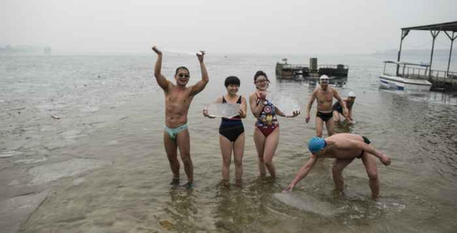 Chinese ijsbeer toont schaakkunsten in een ijsbad