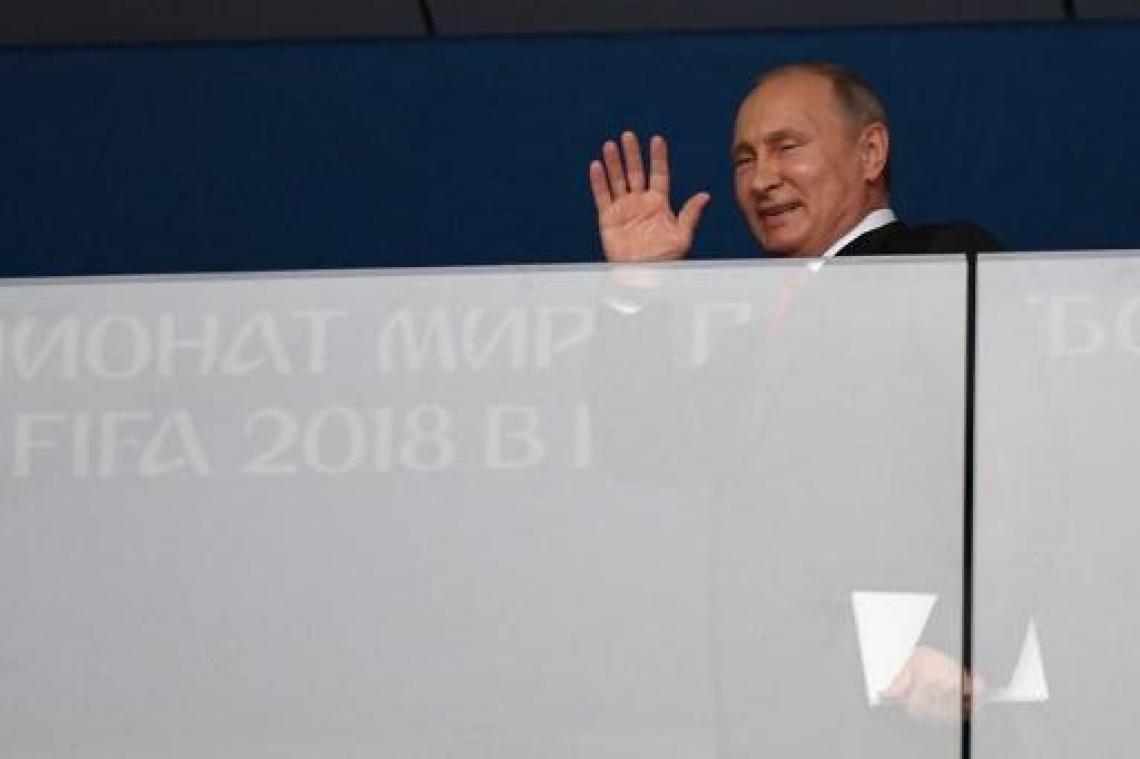 Poetin belt Russische bondscoach Cherchesov op tijdens persconferentie met felicitaties