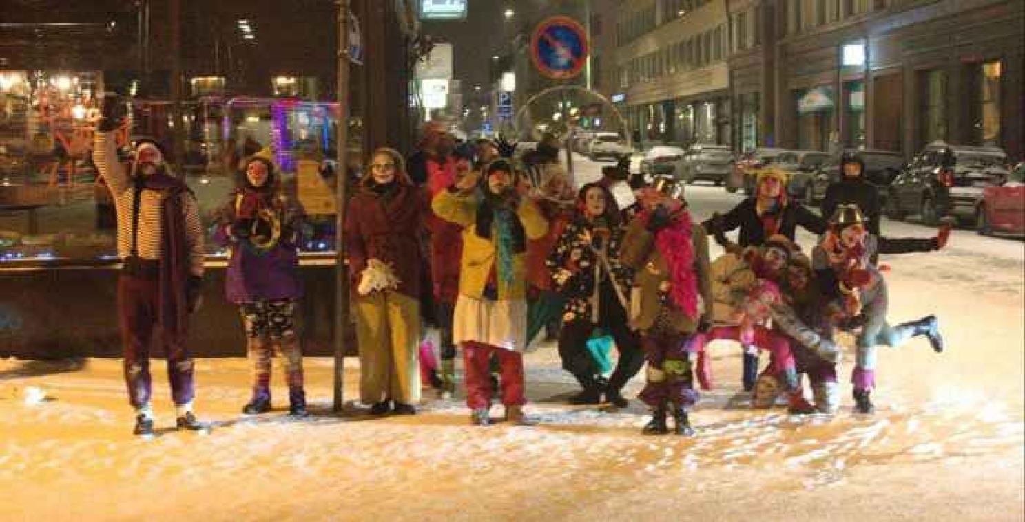 Clowns steken de draak met protesten tegen vluchtelingen
