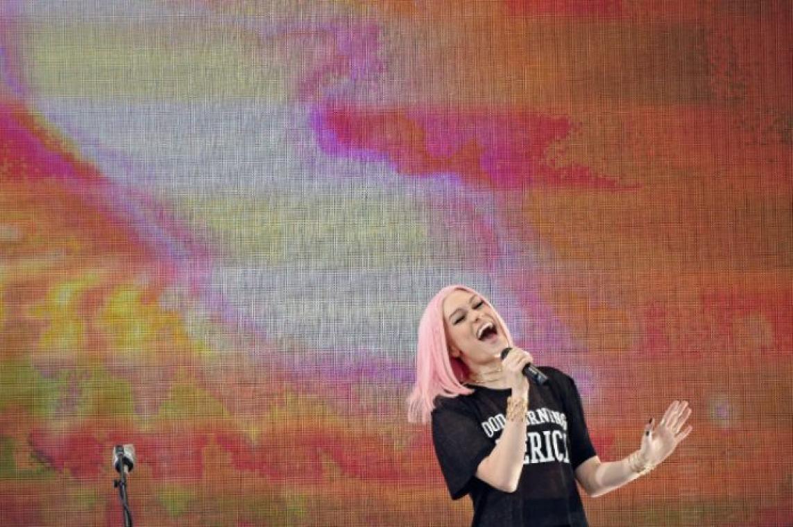 Jessie J scheurt broek op Werchter Boutique