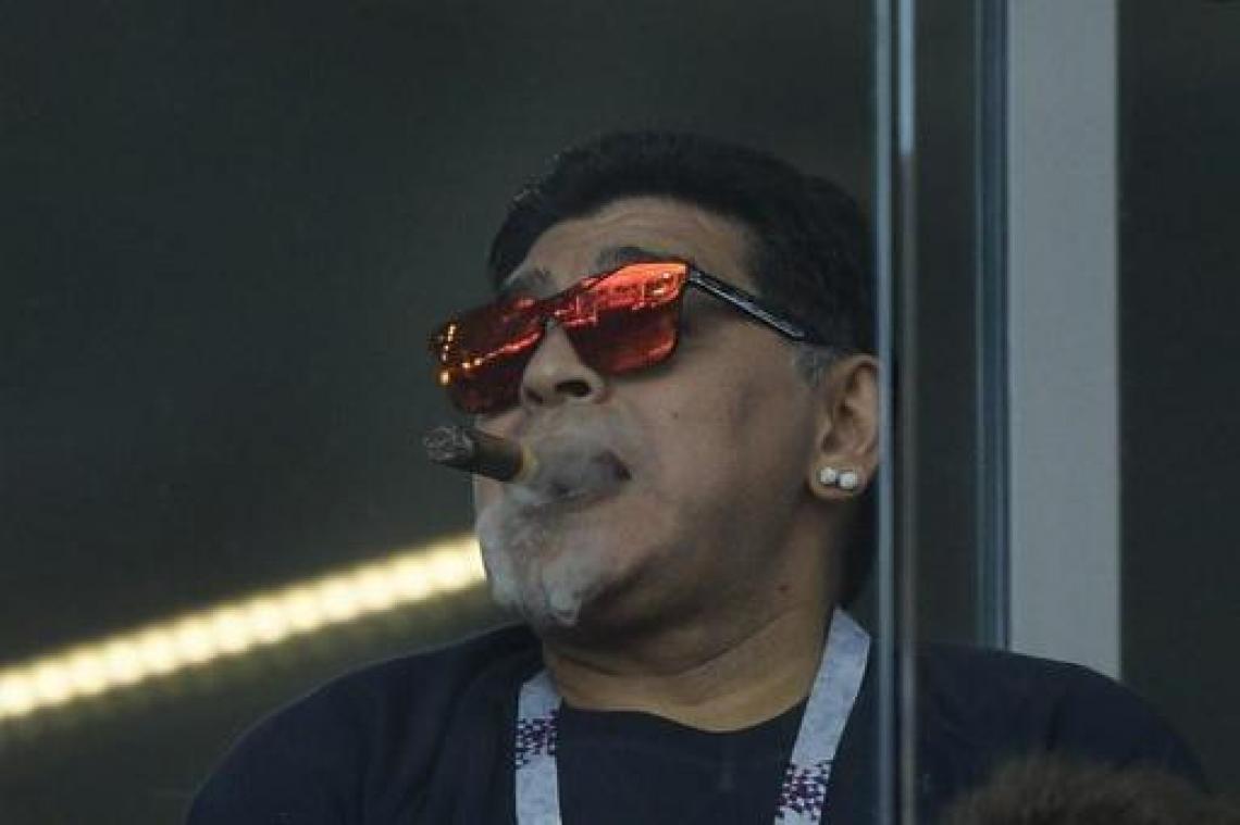 Maradona excuseert zich voor roken van sigaar in stadion