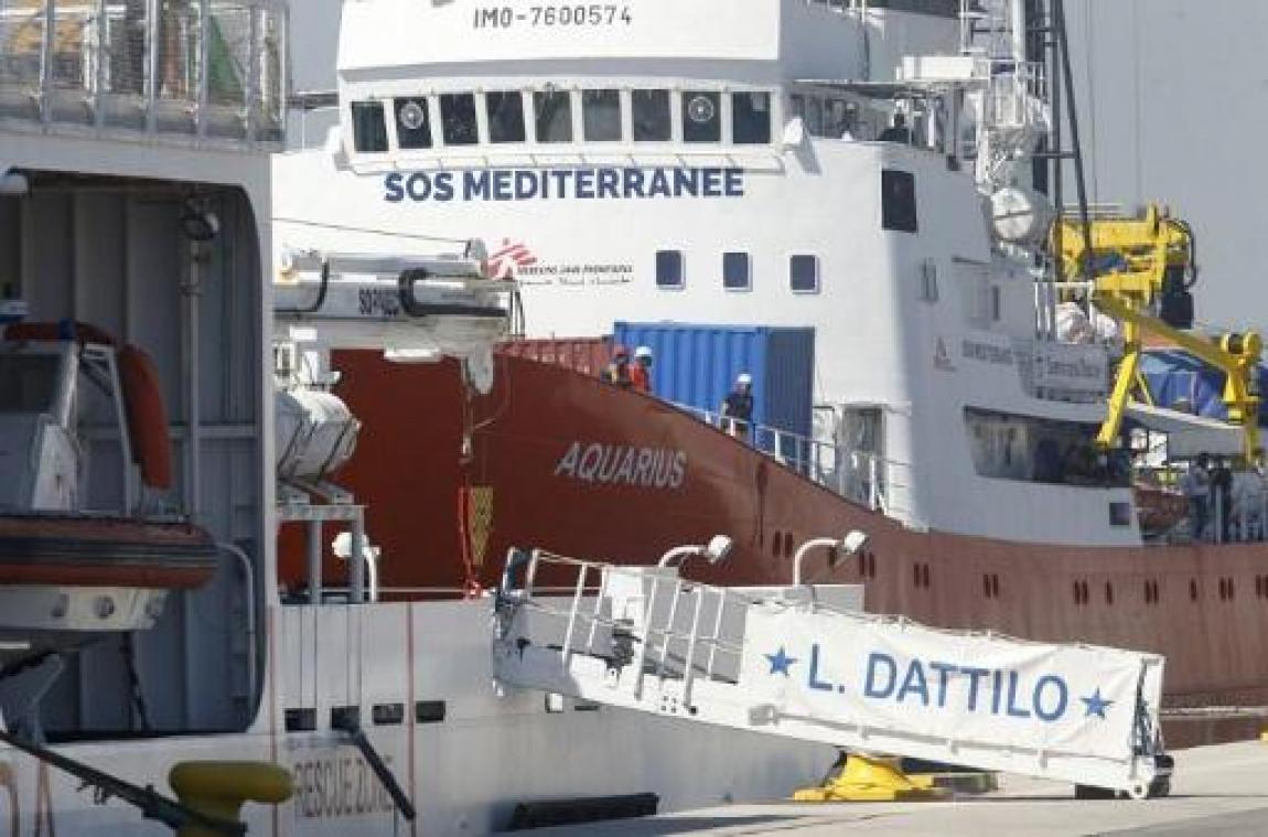 Reddingsschip Aquarius in de haven van Valencia aangekomen