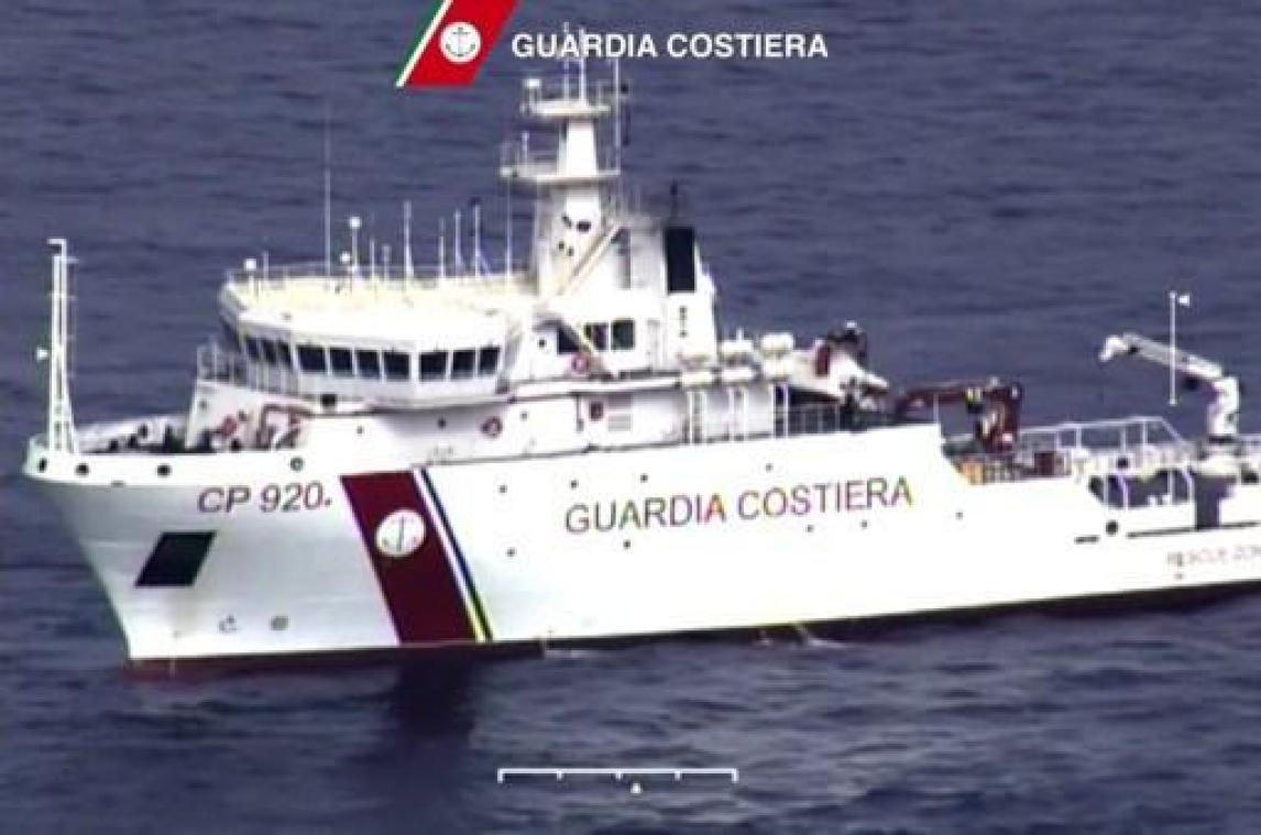 Kustwacht brengt meer dan 500 migranten naar Italië