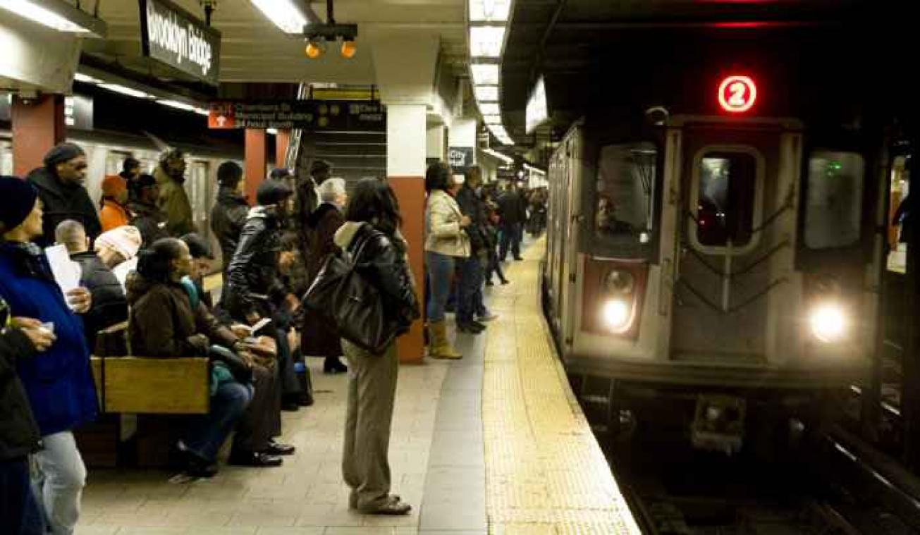 Man overleeft val op metrospoor  door tussen de rails te gaan liggen