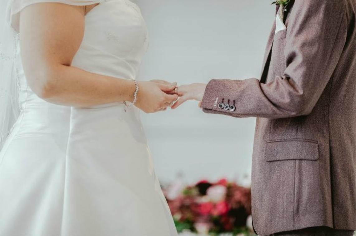 Vrouw bevalt en gaat vijf uur later naar trouwfeest