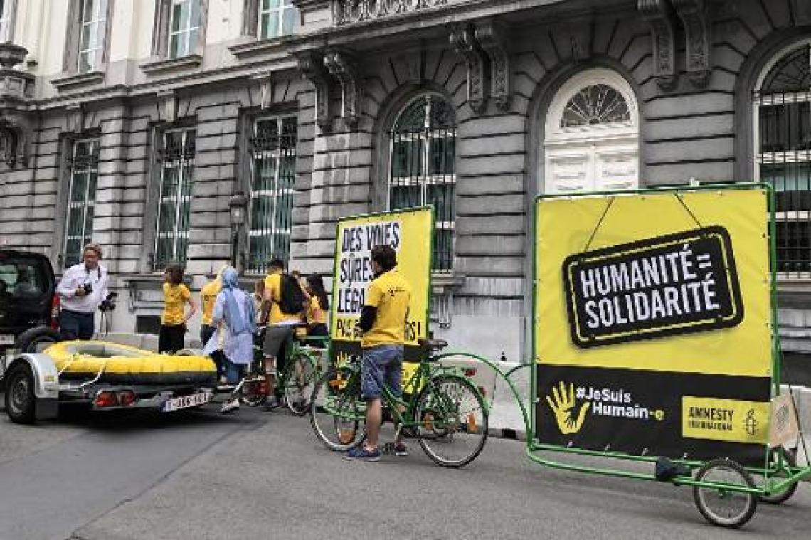 Amnesty brengt 65.000 handtekeningen in rubberboot naar premier
