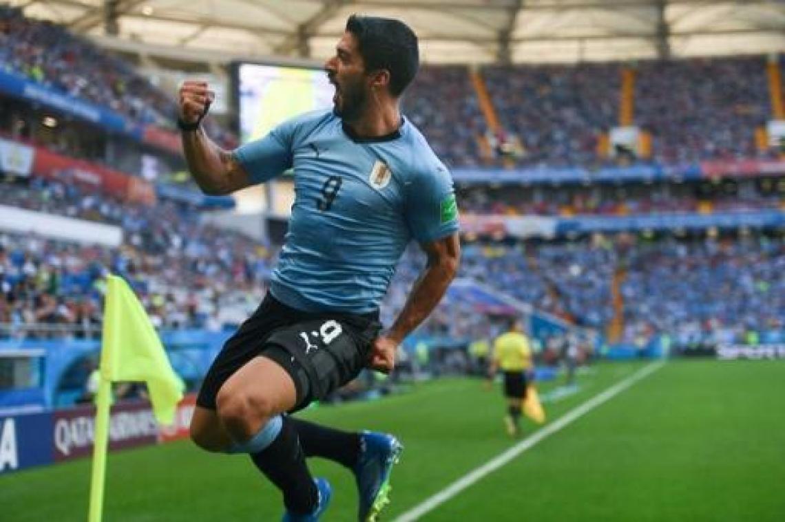 Suarez bezorgt Uruguay zege en kwalificatie voor achtste finales