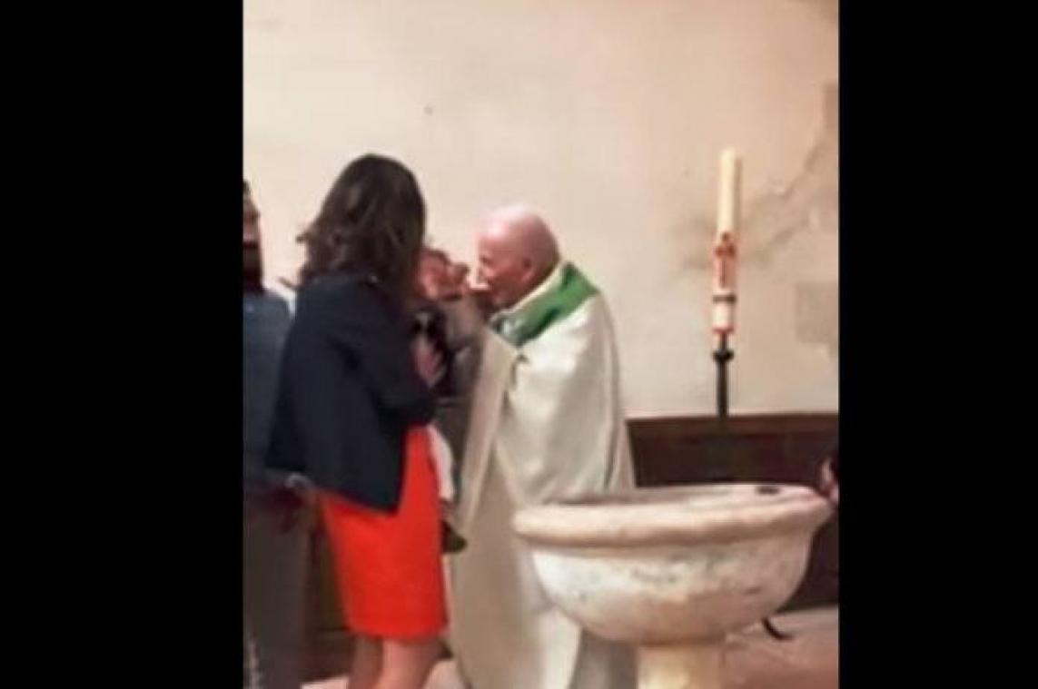 VIDEO. Priester gaat door het lint tijdens doopsel en mept baby in het gezicht