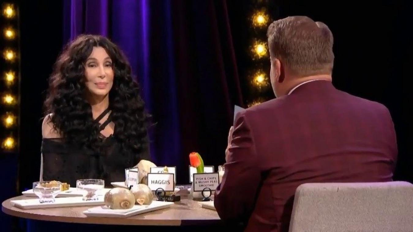 VIDEO. Compliment aan Trump? Cher eet liever koeientong