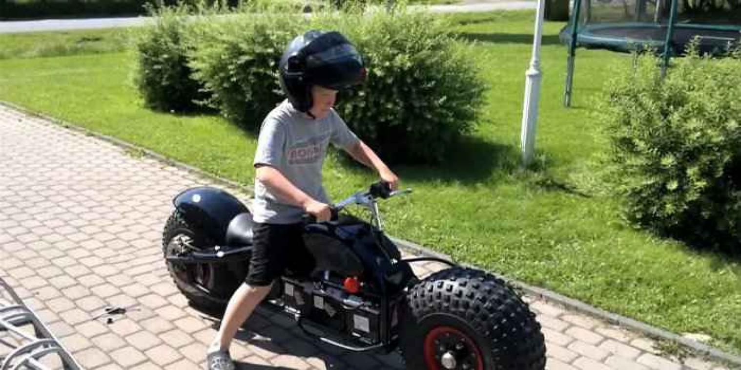 Vader bouwt Batpod voor zijn kinderen