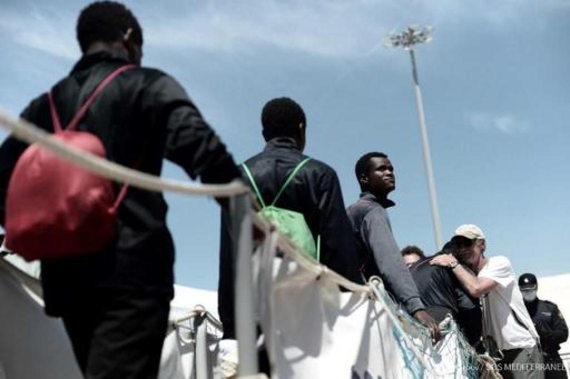 Reddingsschip Lifeline zoekt haven voor migranten