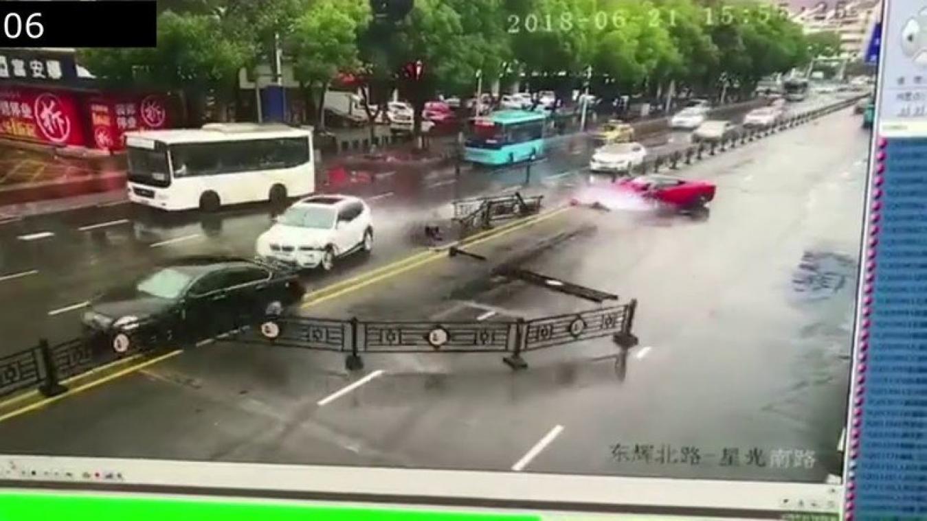 VIDEO. Vrouw huurt Ferrari en rijdt hem enkele seconden later in de vernieling