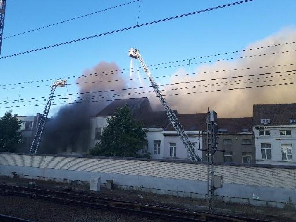 Brand in loods in Schaarbeek: brand onder controle, 10-tal woningen geëvacueerd