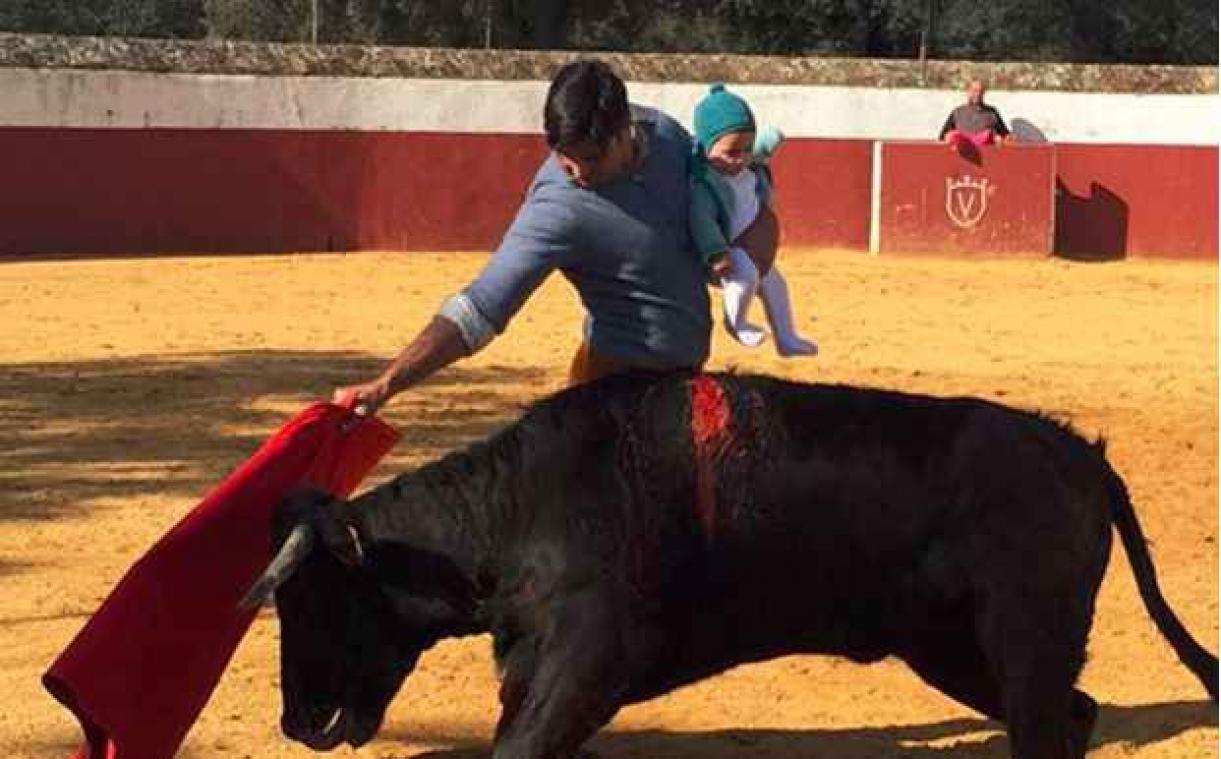 Spanjaarden woest op bekende stierenvechter met baby