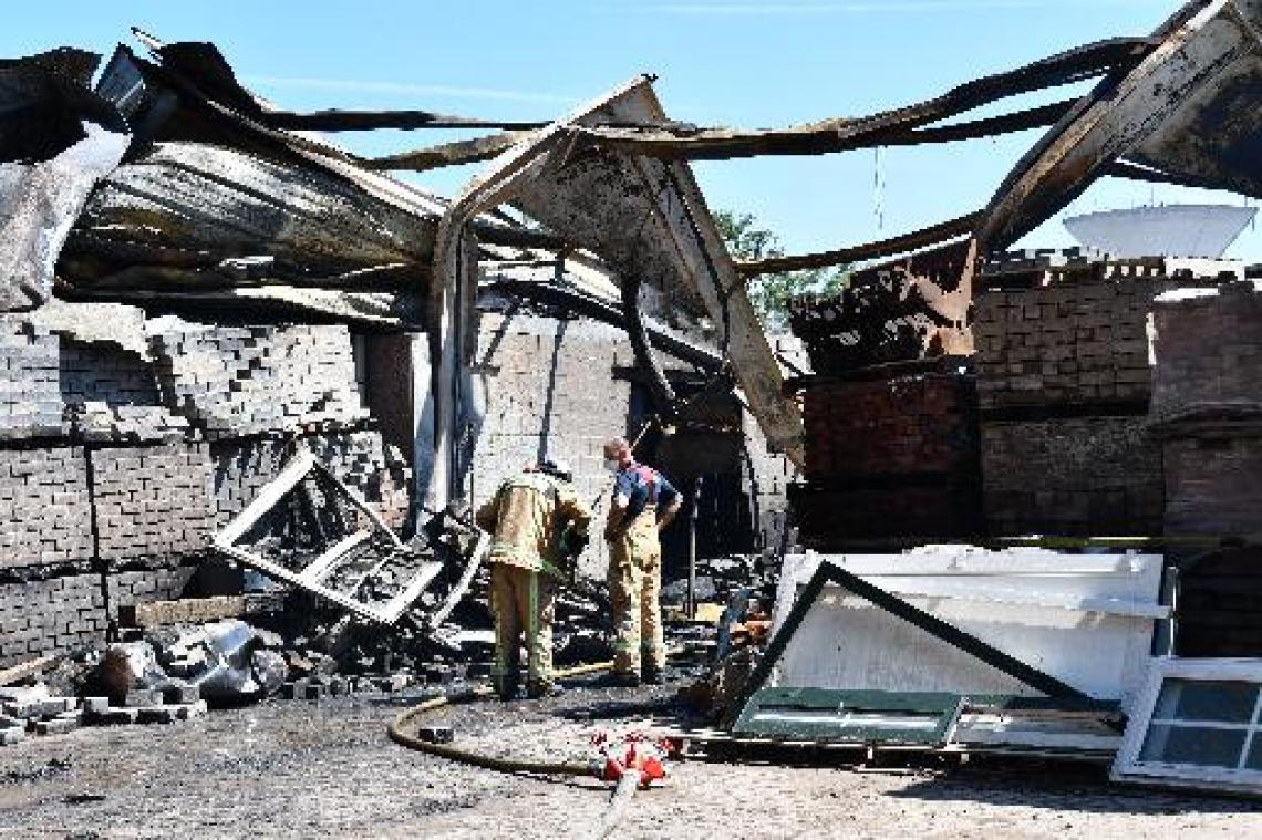 Vier bedrijven in Peer volledig verwoest door brand