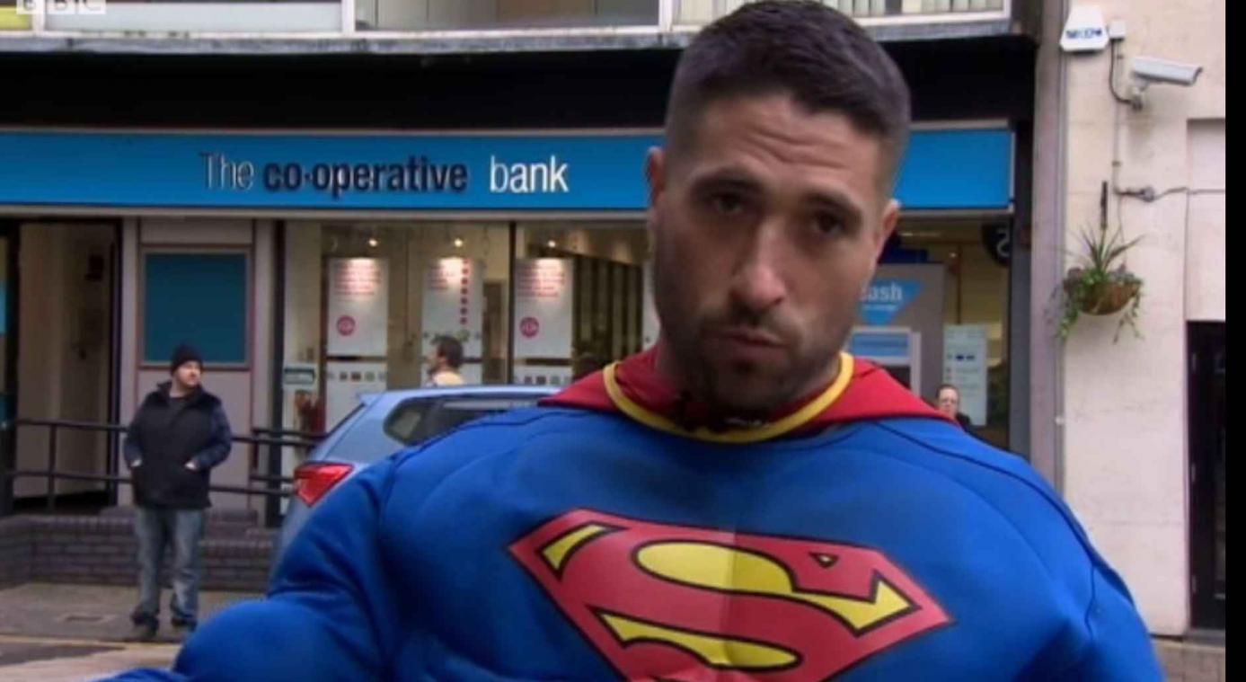 'Superman' voorkomt een overval aan de bankautomaat