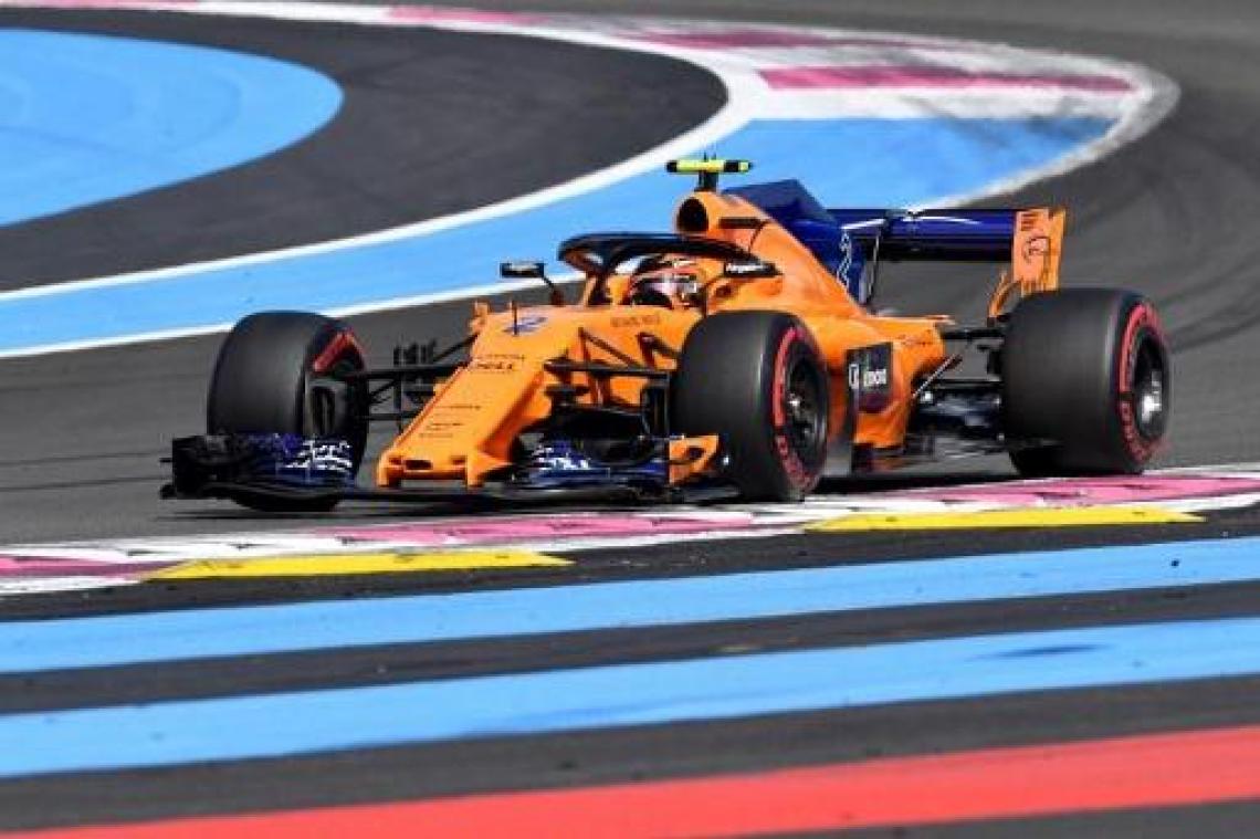 Hamilton klokt snelste tijd tijdens eerste vrije oefenritten, Vandoorne pas achttiende