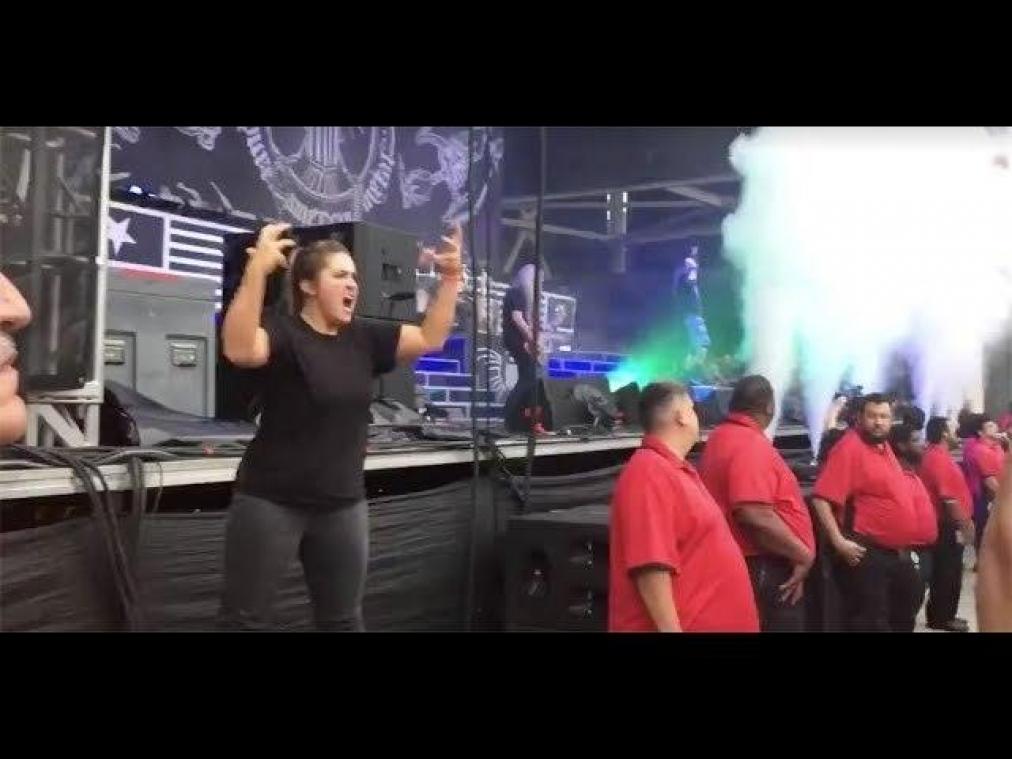 VIDEO. Doventolk vertaalt metalconcert en steelt de show
