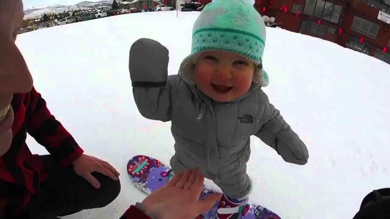 Dit 14 maanden oud meisje kan al snowboarden