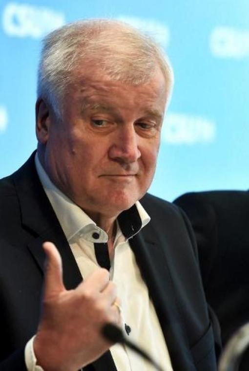 Seehofer laat zich op CSU-bijeenkomst kritisch uit over "controlecentra" van Merkel
