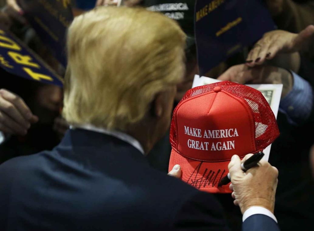 Donald Trump spendeert 450.000 dollar aan petten