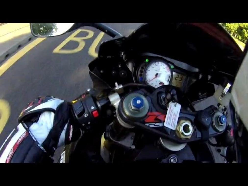 VIDEO. Motards bezorgen gepeste Chloe feest van haar leven