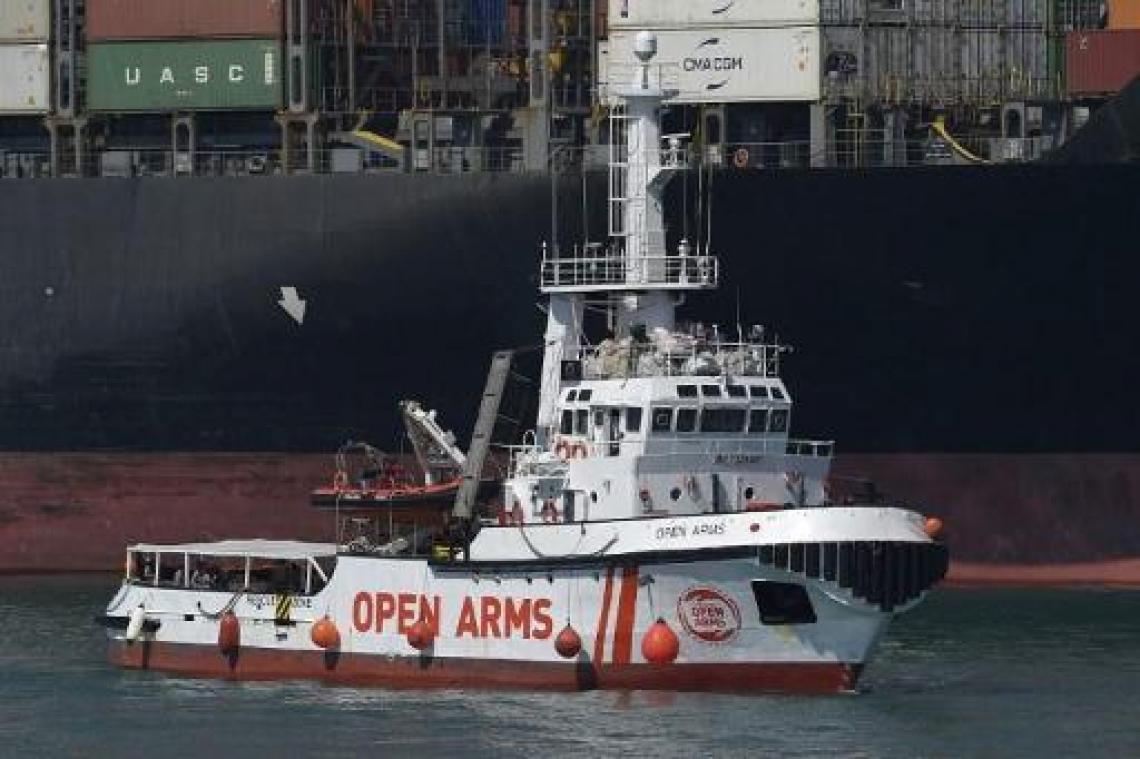 Reddingsschip Open Arms met 60 migranten aan boord aangekomen in Barcelona
