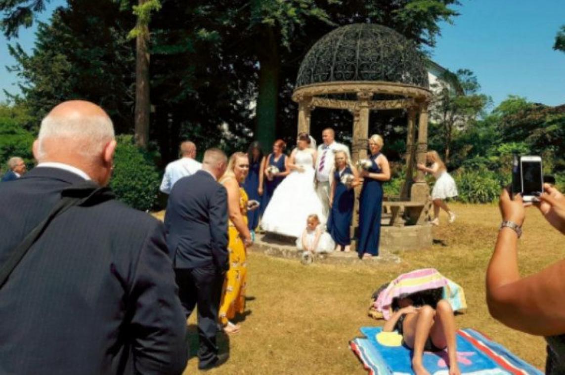 Zonnebadende vrouw wil niet opstaan en verpest zo foto's pasgetrouwd koppel