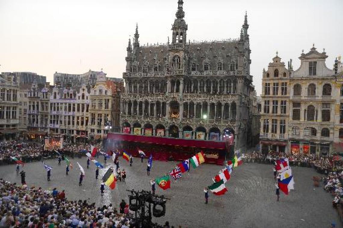 Duizenden toeschouwers wonen Ommegang bij op Grote Markt in Brussel
