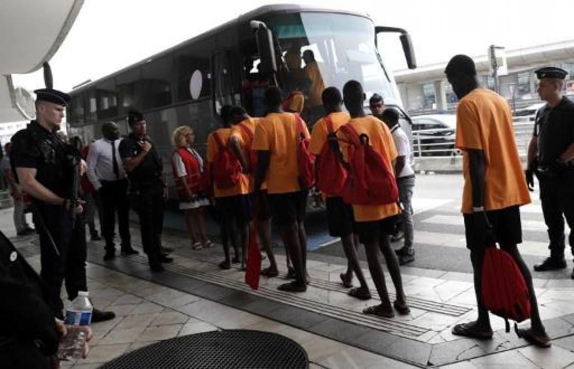Eerste groep migranten van reddingsschip Lifeline heeft Malta verlaten