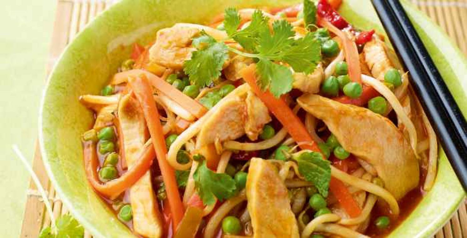 Wok met kip, groentjes en koriander