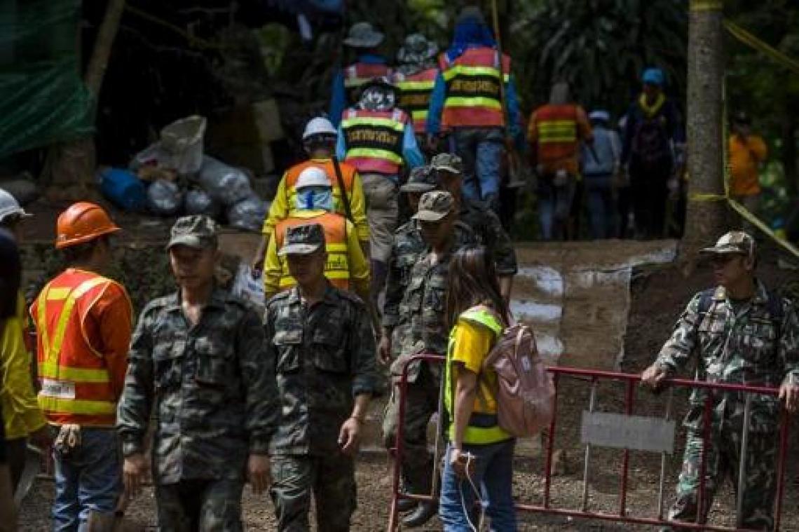 Reddingswerker komt om nadat hij kinderen in Thaise grot bevoorraadt