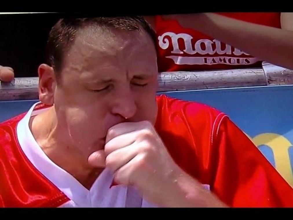VIDEO. Walgelijk of schitterend? Eetkampioen propt 74 hotdogs in 10 minuten naar binnen